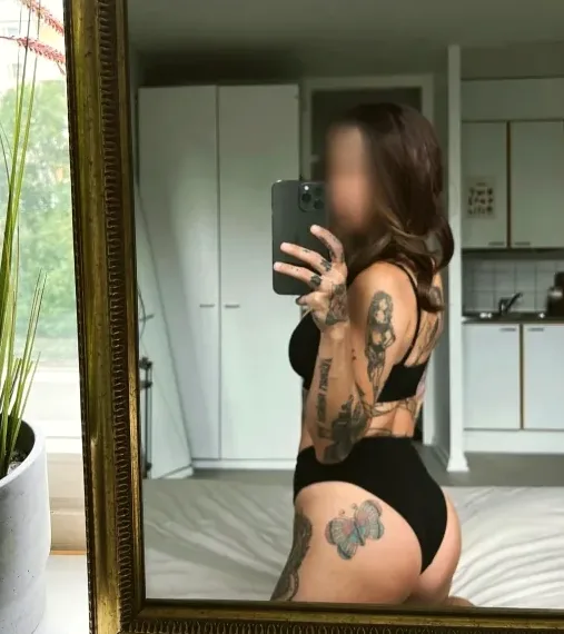 Claudia, 27